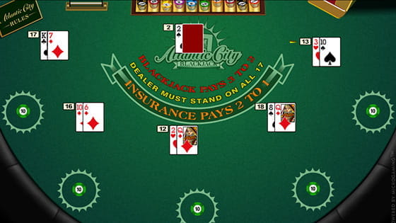 Una mesa de blackjack sobre la que hay varias manos repartidas.