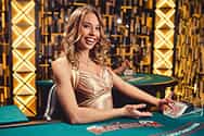 Una crupier de casino presentando las cartas sobre una mesa.