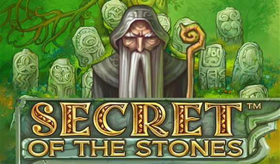 La portada del Secret of the Stones con un druida y su bastón frente a un cementerio celta.