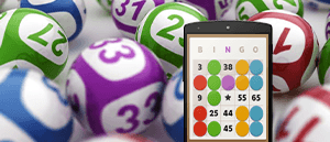 Un móvil con juegos de bingo online en la pantalla y una foto con bolas de bingo.