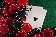 Fichas de blackjack y dos cartas: un as y una K de tréboles.