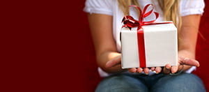 Alguien sosteniendo una caja de regalo.