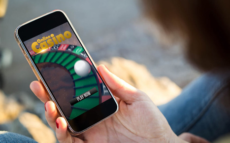 Una persona jugando en un casino online desde el móvil.
