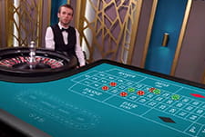 Mesa de ruleta en vivo con un crupier