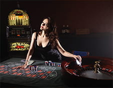 Crupier jugando a la ruleta en casino.