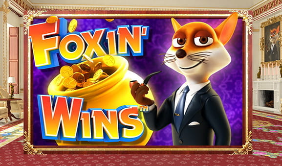Portada de la tragaperras online Foxin' Wins de NextGen Gaming con su protagonista fumando en pipa y junto a una imagen de un caldero lleno de monedas de oro.