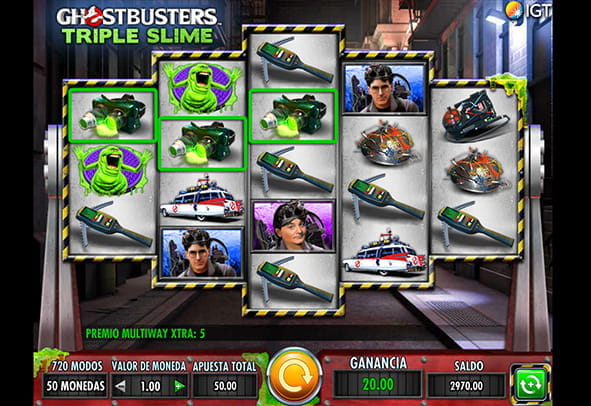 El frente de la slot Ghostbusters Triple Slime de IGT con sus cinco rodillos y filas en los que aparecen los personajes de la película Los Cazafantasmas como símbolos.
