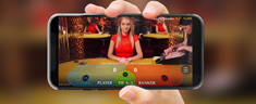 Una crupier durante una partida de ruleta en vivo desde un casino móvil.