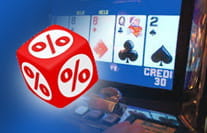 Una máquina de vídeo póker y un dado en cuyos lados aparece el símbolo del procentaje en vez de números.