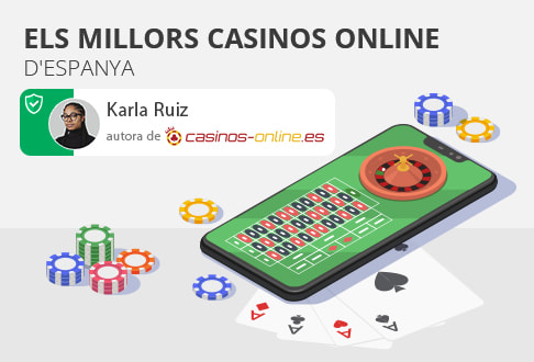 Una ruleta, fitxes i cartes de blackjack, disponibles en casinos online d'Espanya.