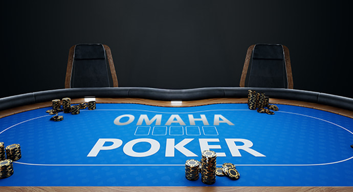Una mesa del juego de póker Omaha con las fichas de cuatro jugadores.