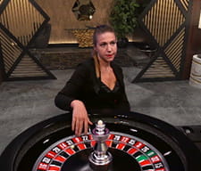 Una de las crupieres de JokerBet casino girando la ruleta