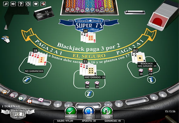 Mesa de casino durante una partida al Blackjack Super 7s Multimano.