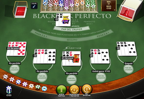Mesa de casino durante una partida al Blackjack Perfecto.