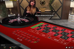 Crupier administrando una mesa de ruleta en vivo en el casino LeoVegas.