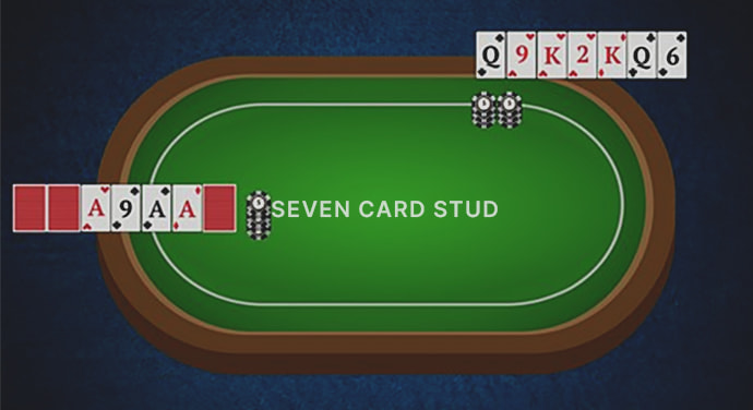 Una mesa del juego de póker Seven Card Stud con las manos de 2 jugadores.