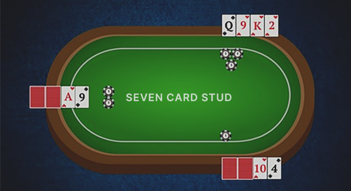 Una mesa del juego de póker Seven Card Stud con las manos de 3 jugadores.