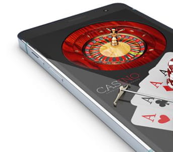 Teléfono móvil en cuya pantalla se ve un juego de casino online.