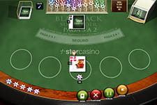 Mesa de blackjack con cartas y fichas del jugador en Betsson