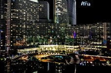 Skyline del resort Aria de noche.