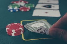 Mesa de póker con cartas y fichas