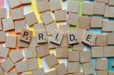 Juego del scrabble en el que se pueden ver las 5 letras que forman la palabra pride, orgullo en español.