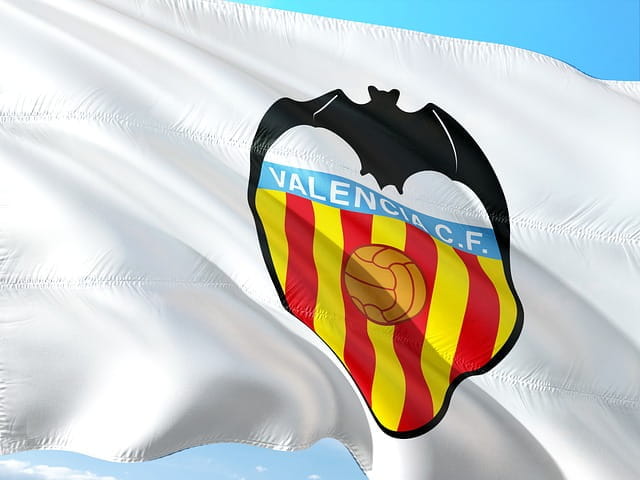 Escudo del equipo Valencia CF en una bandera.