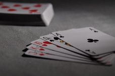 Una mano de póker sobre la mesa.