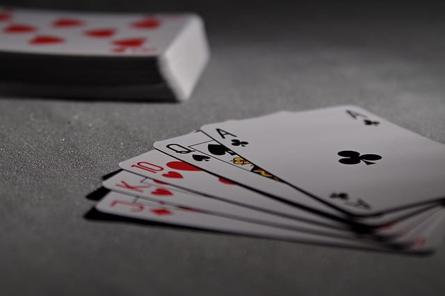 Una mano de póker sobre la mesa.