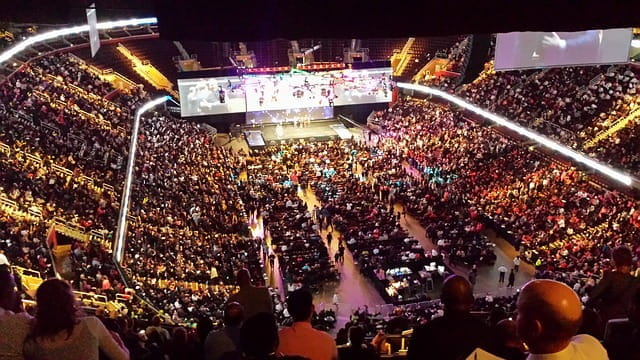 Grupo de gente sentada en las gradas de un estadio.