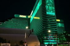 Vista nocturna del resort MGM Grand en Las Vegas.