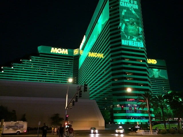 Vista nocturna del resort MGM Grand en Las Vegas.