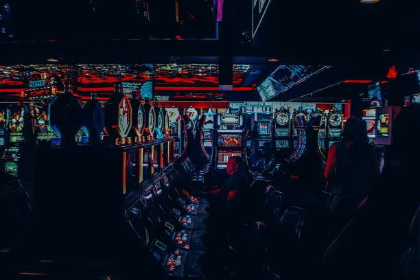 Un salón de juegos lleno de máquinas tragaperras.