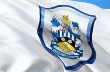 La bandera del club de fútbol inglés Huddersfield Town.