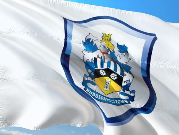 La bandera del club de fútbol inglés Huddersfield Town.