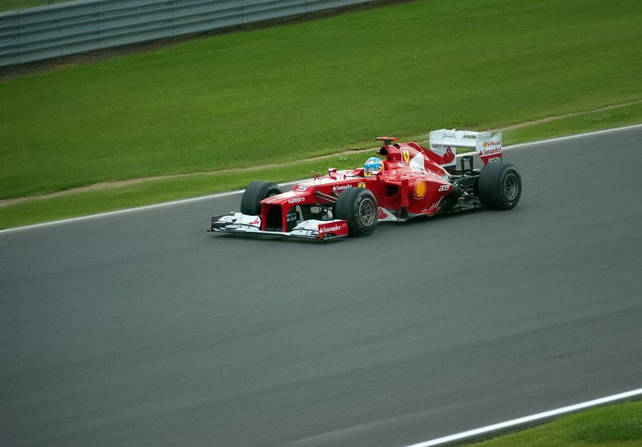 Un monoplaza de la escudería Ferrari durante una carrera de Fórmula 1.