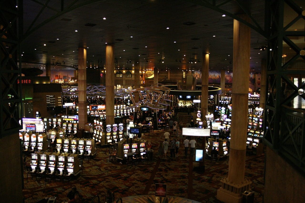 Grupos de máquinas tragaperras en el espacio interior de un casino.