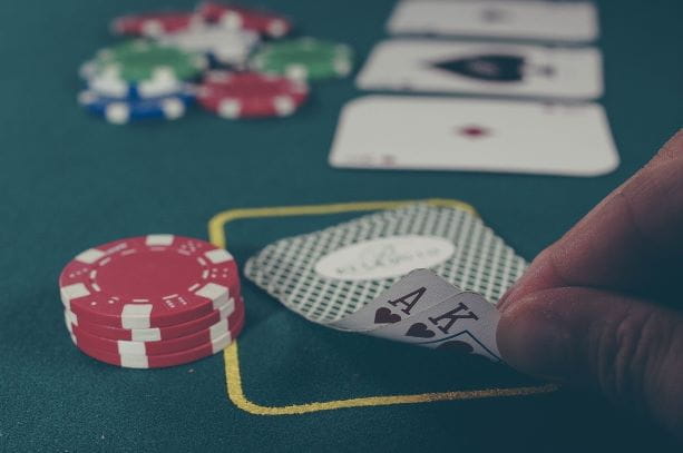 Una mano voltea las cartas en una partida de póker.
