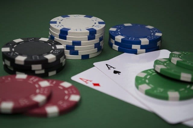 Fichas y cartas de póker sobre el tapete.