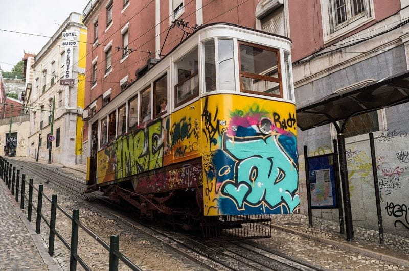 Pintoresco tranvía de Lisboa con grafitis.