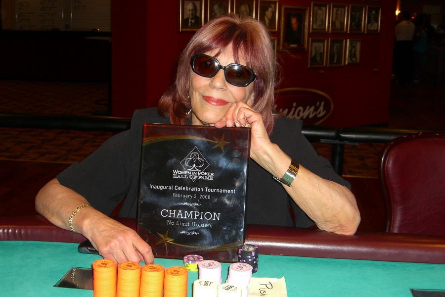 La jugadora de póker, Barbara Enright, posa junto a su estatuilla luego de ganar el torneo.