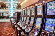 Máquinas tragaperras en un casino físico.