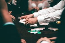 Grupo de gente jugando al póker en un casino.