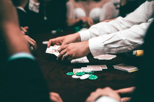 Grupo de gente jugando al póker en un casino.