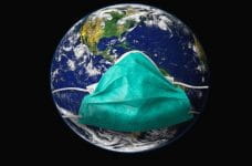 El planeta Tierra con una mascarilla como símbolo de la pandemia causada por el virus SARS-CoV-2.