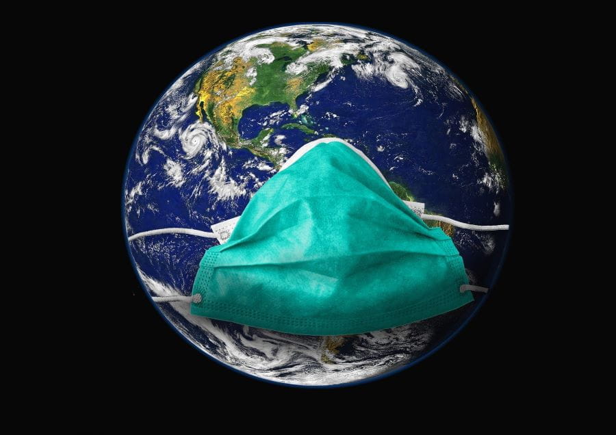 El planeta Tierra con una mascarilla como símbolo de la pandemia causada por el virus SARS-CoV-2.