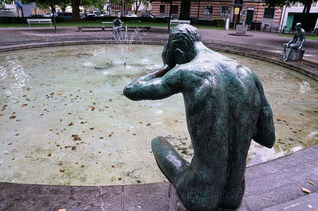Fuente con una estatua.