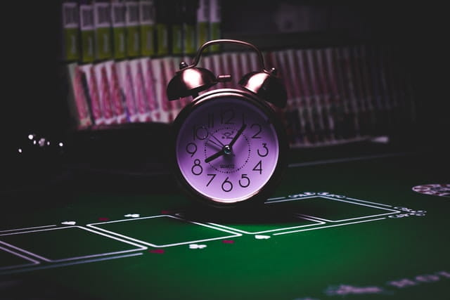 Reloj alarma sobre un tapete.