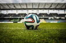 Balón de fútbol en un estadio vacío.