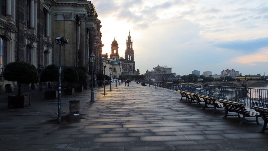 Paseo a las orillas del río Elba en la ciudad de Dresde.